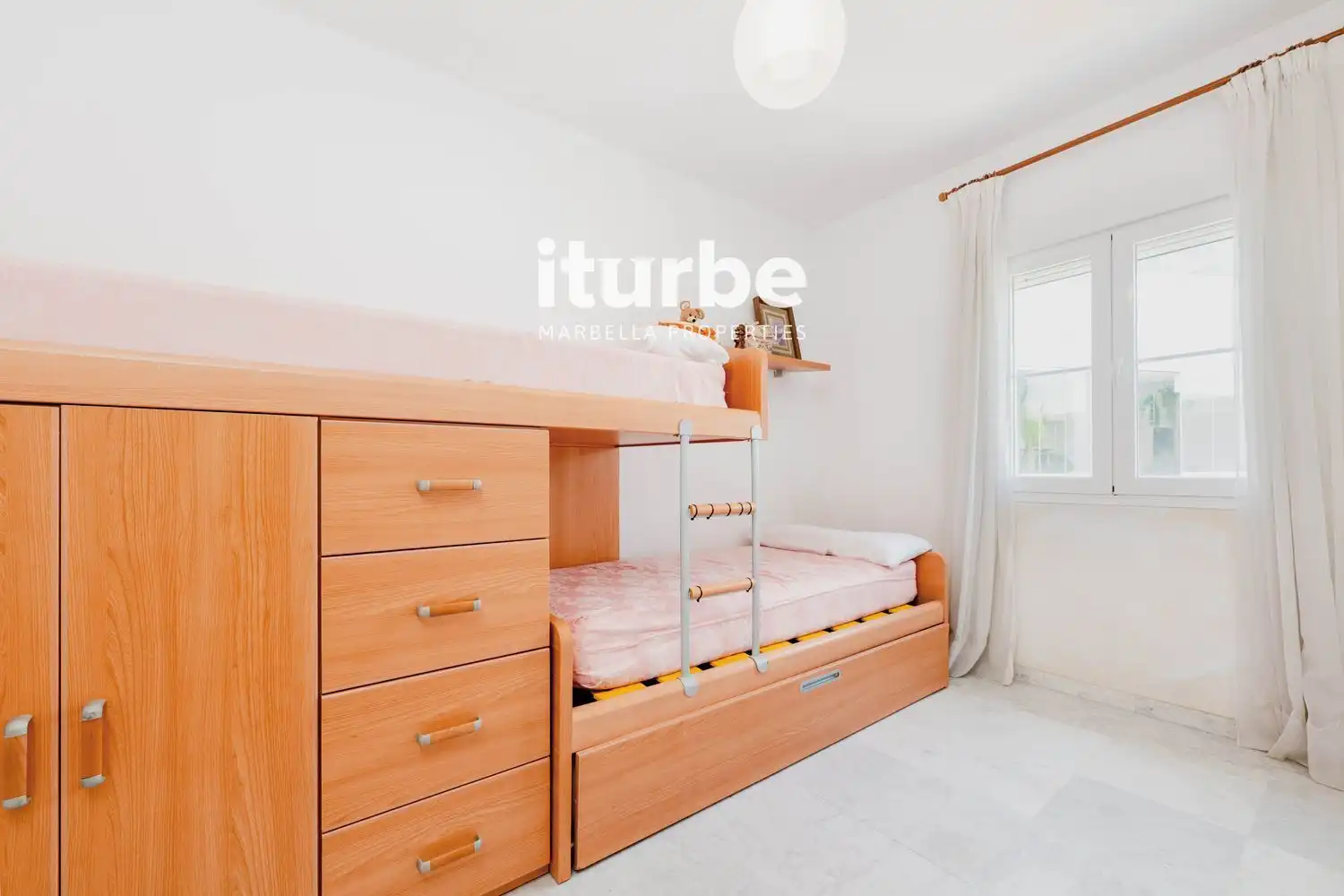 Schlafzimmer von Maisonette zum Verkauf in Marbella mit Klimaanlage, Terrasse und Abstellraum