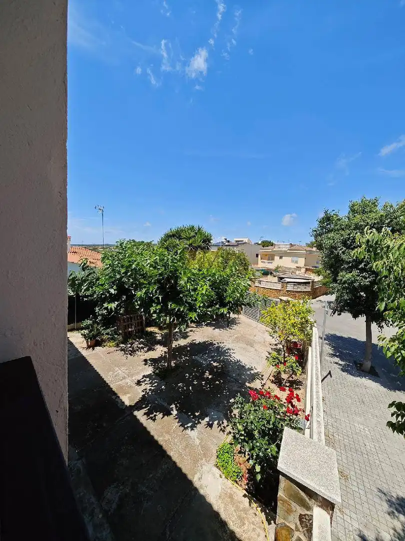 Vista exterior de Casa o xalet en venda en Vilanova i la Geltrú amb Calefacció, Jardí privat i Terrassa