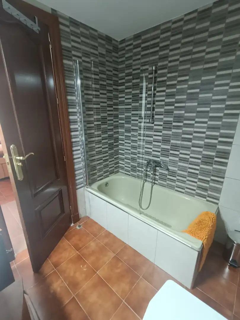 Baño de Piso de alquiler en Granada con Aire acondicionado, Calefacción y Amueblado