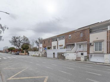 Adossat amb balcó en venda a Belicena