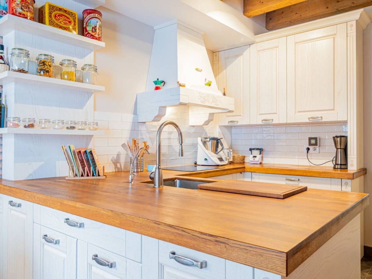 Cuina de Casa o xalet en venda en Vic amb Calefacció, Parquet i Moblat