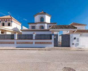 Vista exterior de Casa adosada en venda en Aznalcázar amb Jardí privat, Terrassa i Piscina comunitària