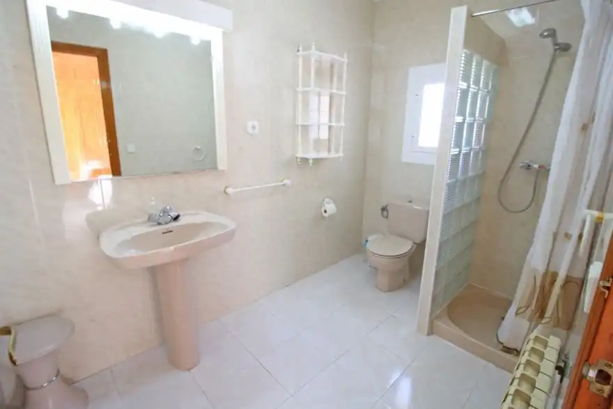 Bathroom of Houses for sale in Calpe / Calp  with Air Conditioner and Swimming Pool