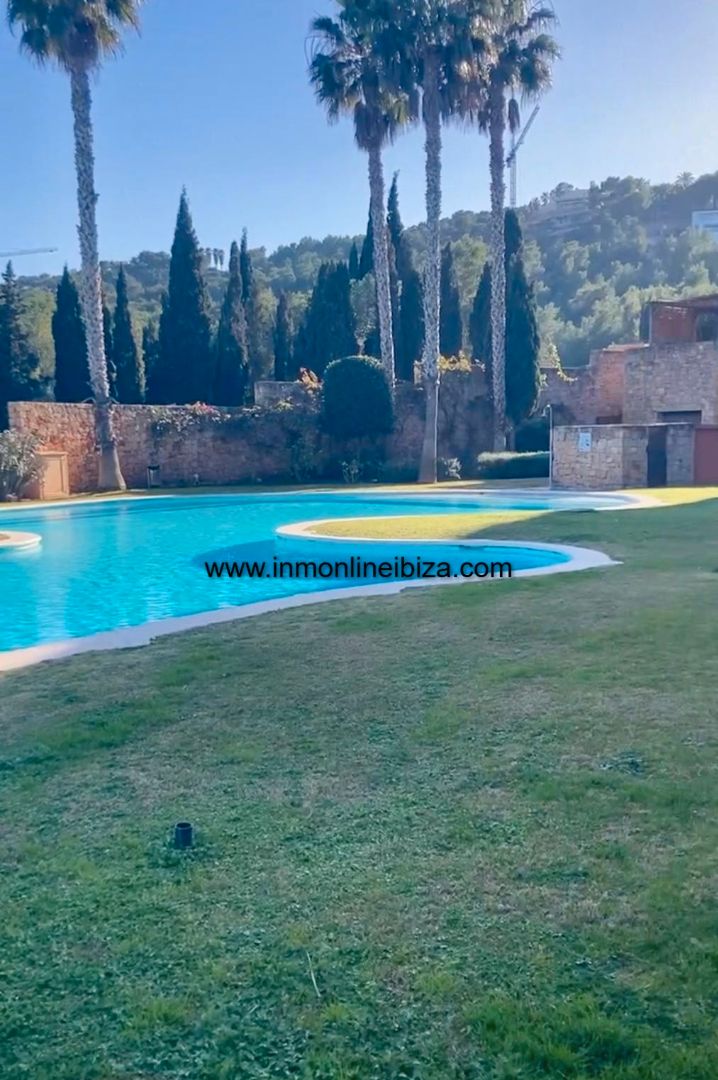 Piscina de Planta baixa de lloguer en Santa Eulària des Riu amb Aire condicionat, Jardí privat i Terrassa