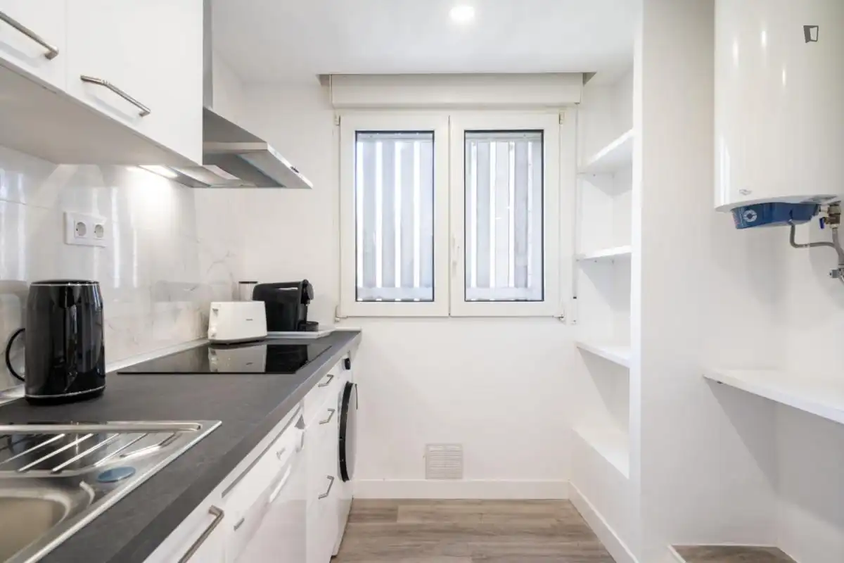 Cocina de Apartamento de alquiler en Madrid con Aire acondicionado, Amueblado y Horno
