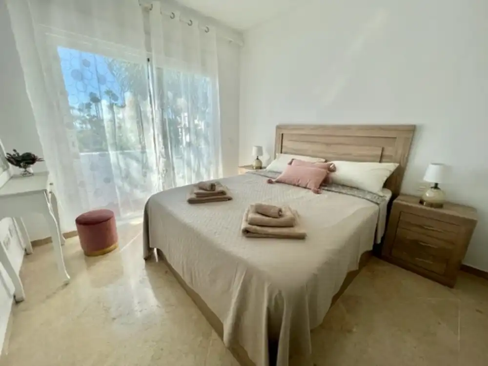 Habitación de Apartamento de alquiler en Estepona con Aire acondicionado, Terraza y Piscina