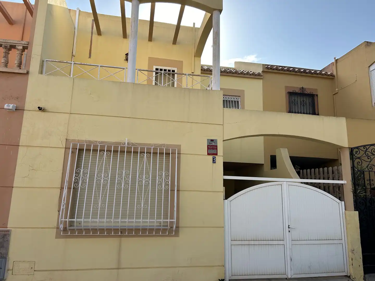 Vista exterior de Casa adosada en venda en Almería amb Aire condicionat, Calefacció i Terrassa
