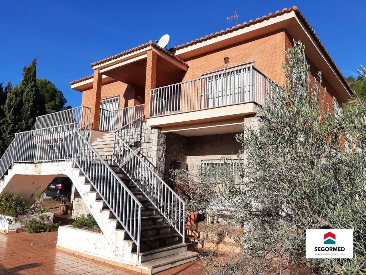 Vista exterior de Casa o xalet de lloguer en Castellnovo amb Jardí privat, Terrassa i Piscina