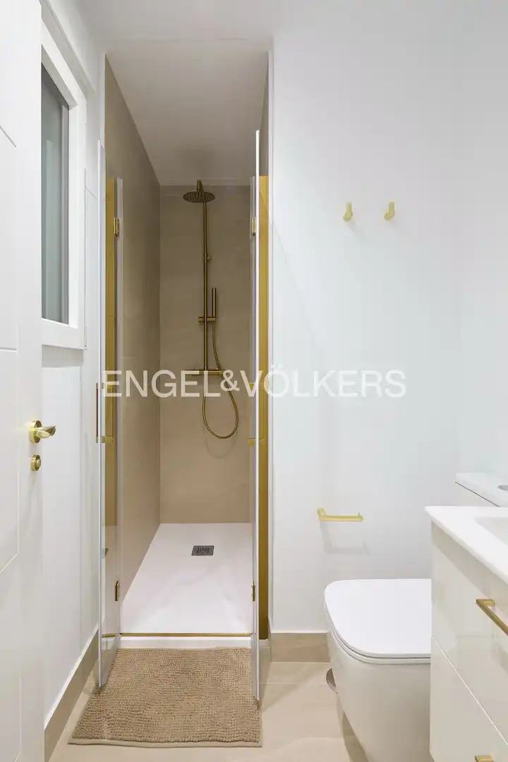 Bathroom of Flat for rent in Madrid  with Air Conditioner, Heating and Furnished