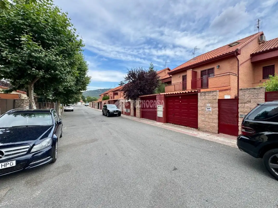 Vista exterior de Casa adosada de lloguer en Moralzarzal amb Calefacció i Piscina comunitària