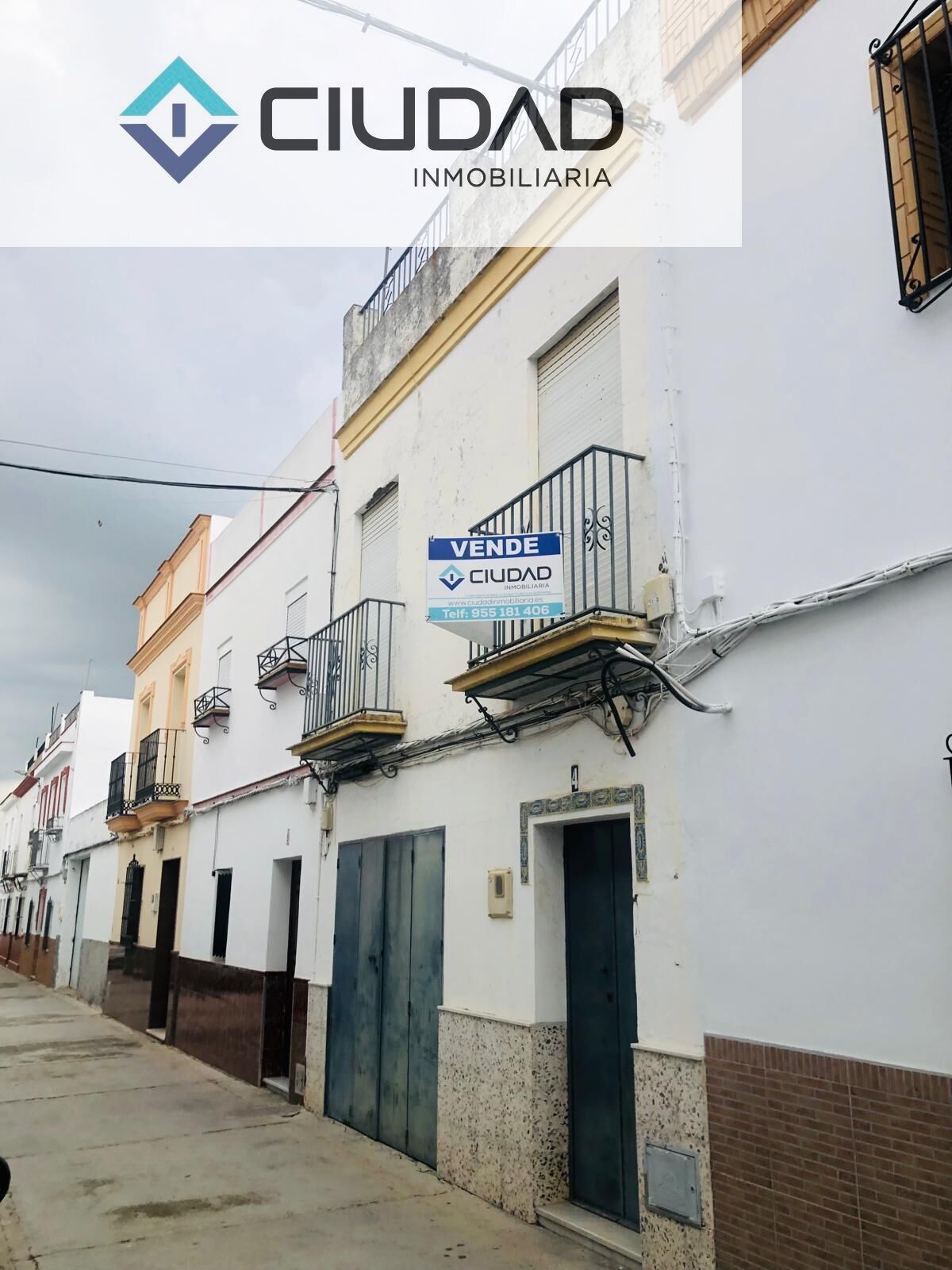 Vista exterior de Casa o xalet en venda en Arahal amb Aire condicionat i Balcó