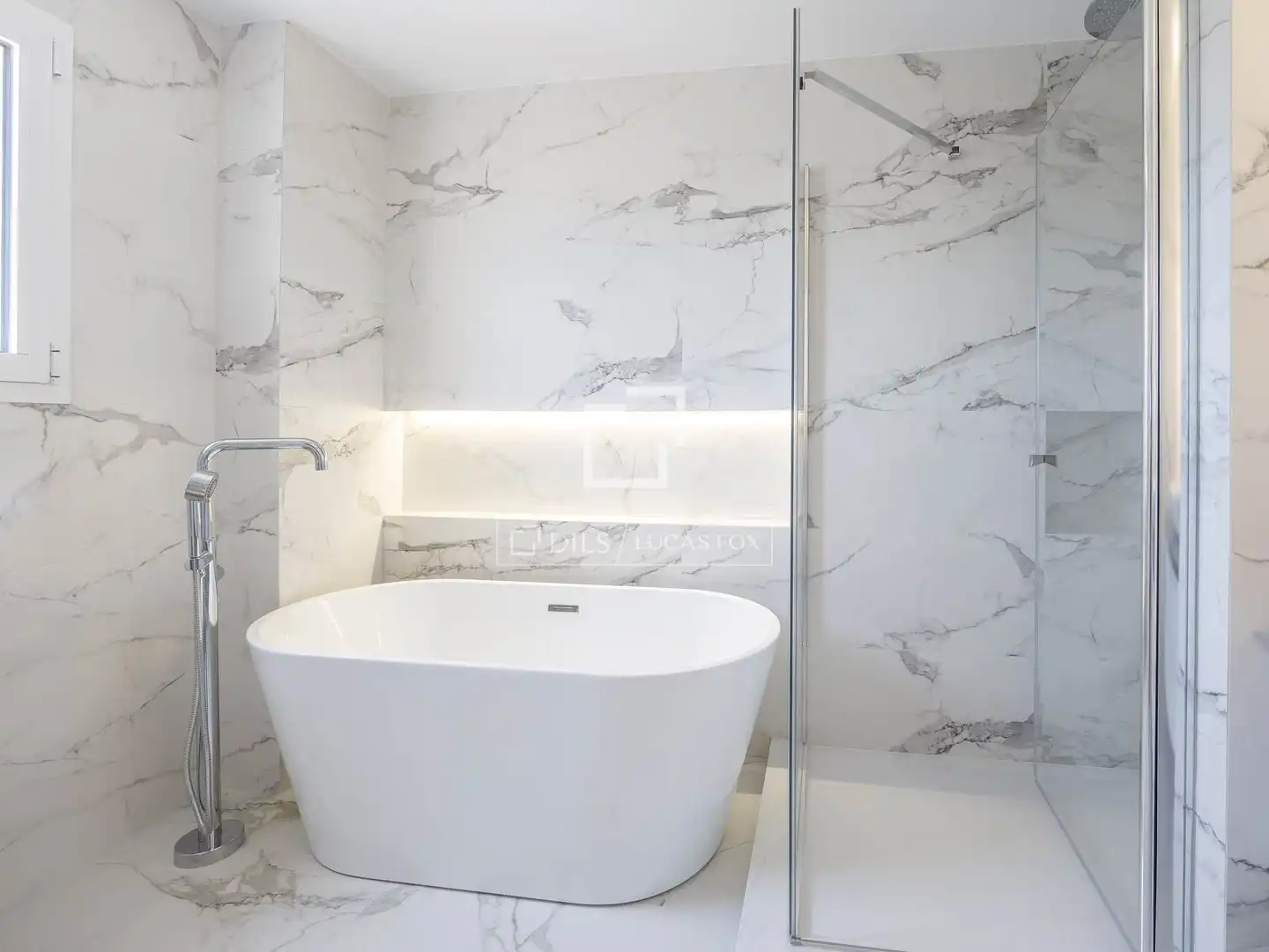 Bathroom of Attic for rent in Valencia  with Air Conditioner, Heating and Parquet flooring
