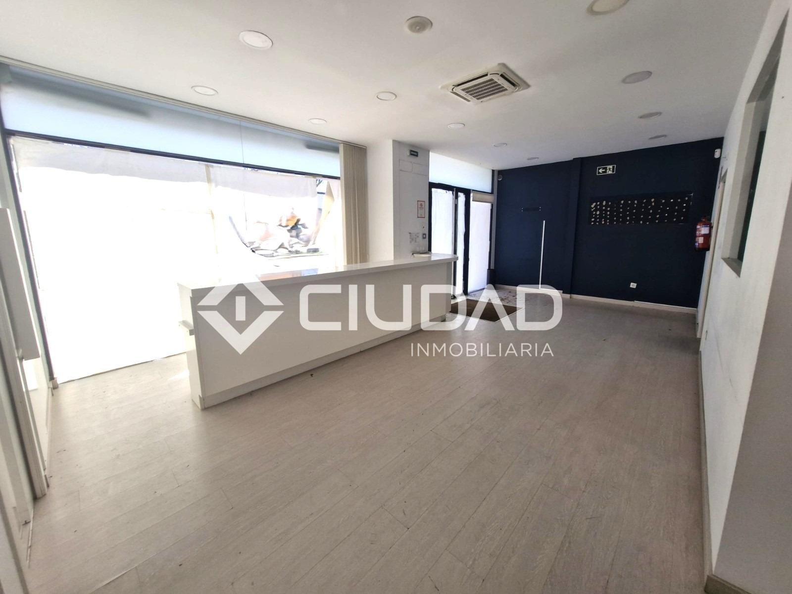 Local de alquiler en V Centenario - Piletas - Capuchinos