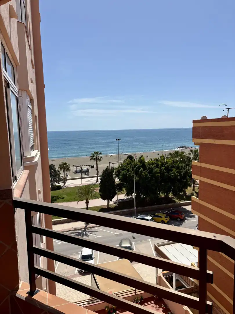 Vista exterior de Piso de alquiler en Vélez-Málaga con Terraza