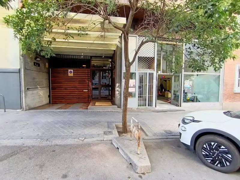 Vista exterior de Local en venta en Barrio de Salamanca