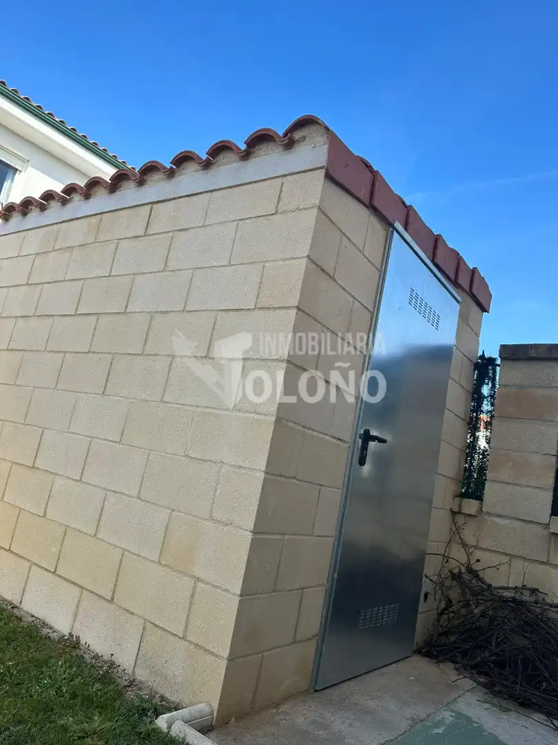 Houses for sale in Anguciana  with Heating, Private garden and Parquet flooring