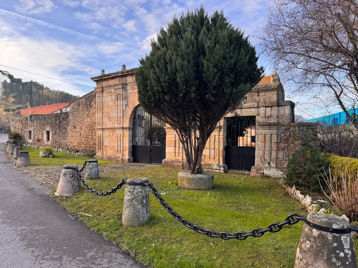 Vista exterior de Casa o chalet en venta en Los Corrales de Buelna  con Calefacción, Jardín privado y Terraza