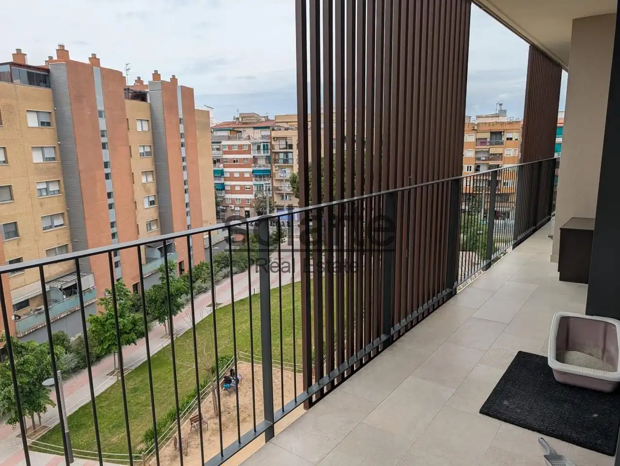 Terraza de Piso para compartir en Cornellà de Llobregat con Aire acondicionado y Amueblado
