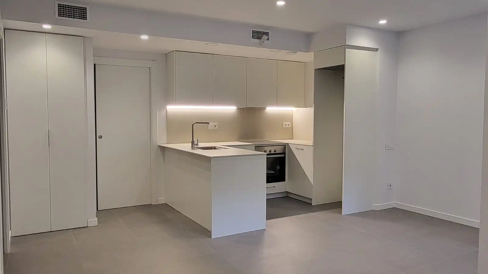 Cocina de Planta baja en venta en Sabadell con Aire acondicionado y Calefacción
