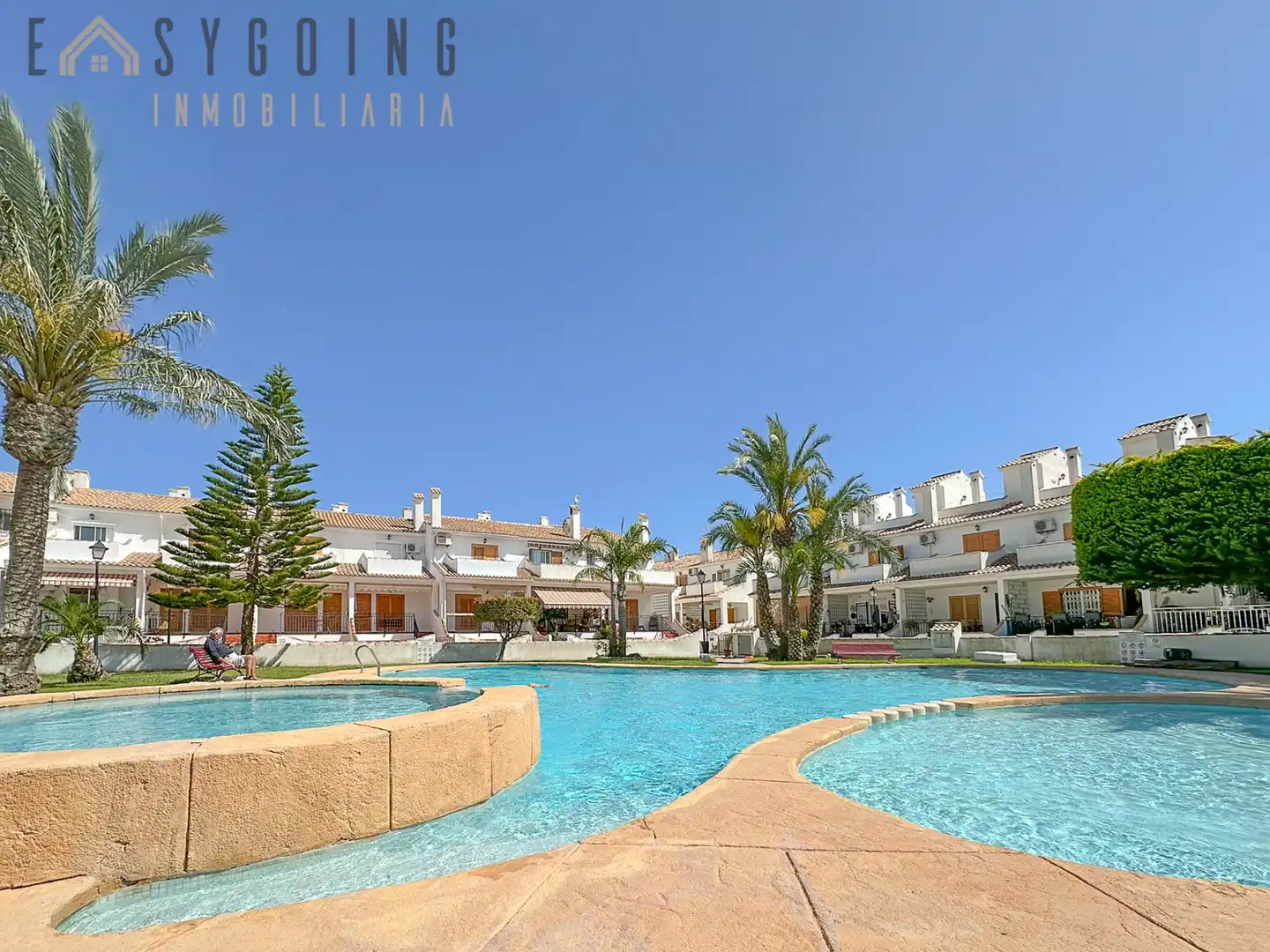 Außenansicht von Einfamilien-Reihenhaus zum Verkauf in Santa Pola mit Klimaanlage, Terrasse und Gemeinschaftspool