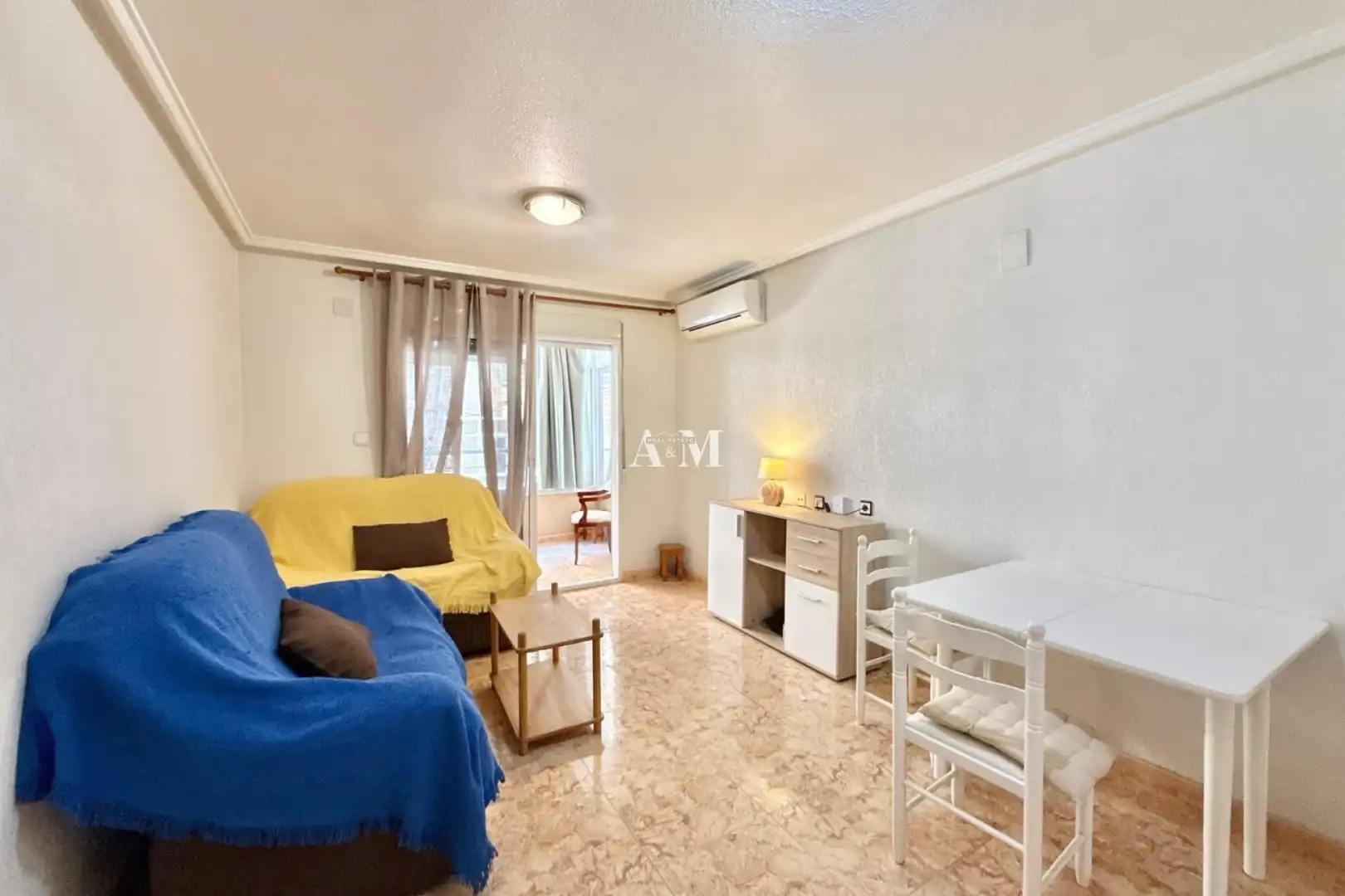 Sala d'estar de Pis de lloguer en Torrevieja amb Calefacció, Terrassa i Moblat