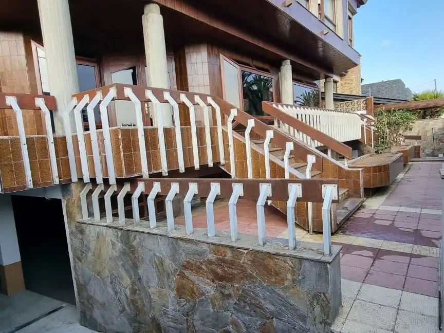 Vista exterior de Local de lloguer en Oleiros amb Terrassa