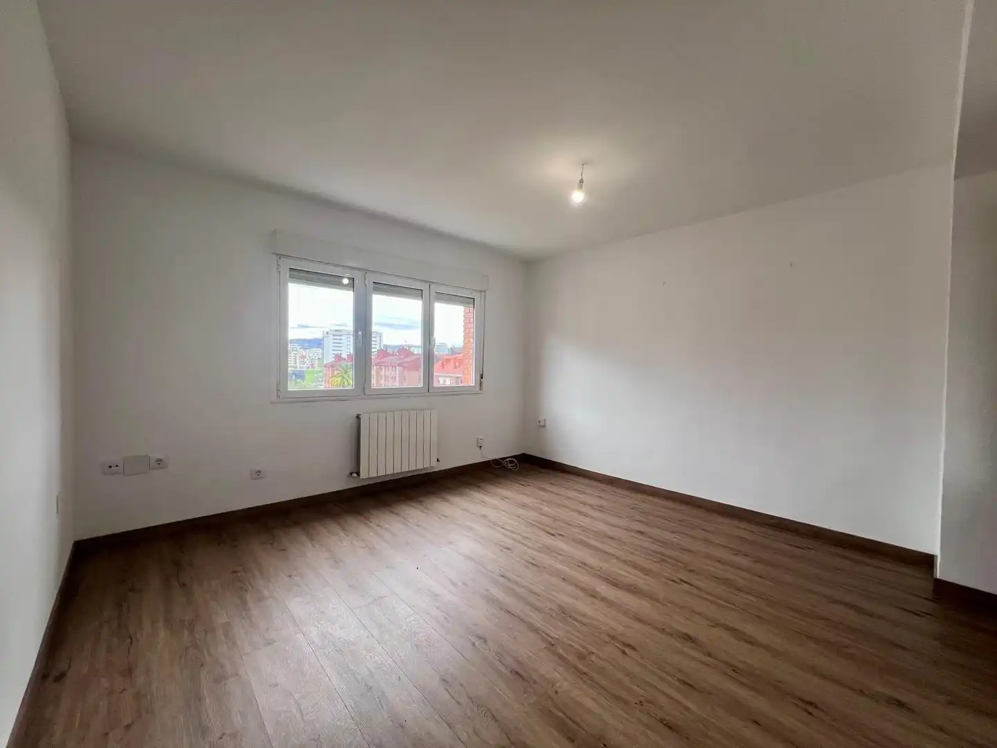 Dormitori de Pis en venda en Oviedo  amb Calefacció i Parquet
