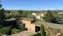 Vista exterior de Finca rústica en venda en Verges amb Jardí privat i Terrassa