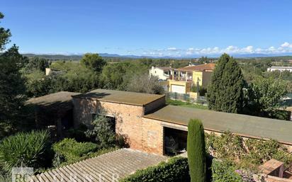 Vista exterior de Finca rústica en venda en Verges amb Jardí privat i Terrassa