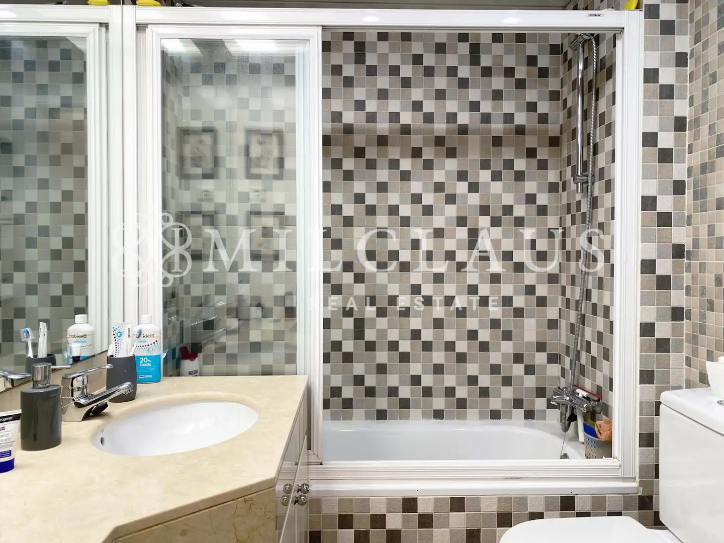 Badezimmer von Einfamilien-Reihenhaus zum Verkauf in L'Hospitalet de Llobregat mit Klimaanlage, Heizung und Parkett