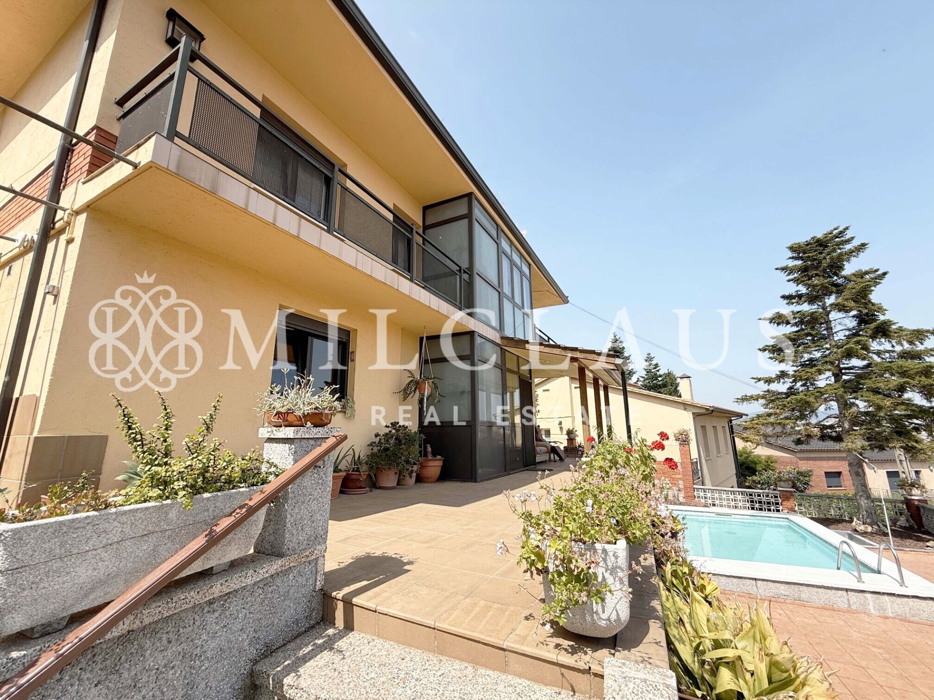 Vista exterior de Casa o xalet en venda en Terrassa amb Aire condicionat, Calefacció i Jardí privat