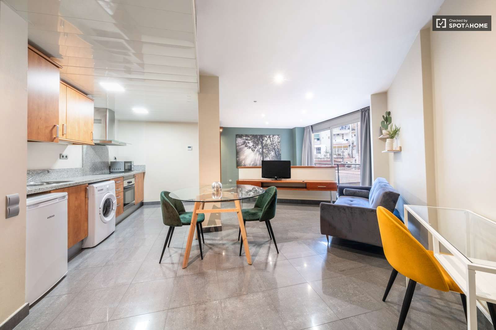 Living room of Study to share in  Barcelona Capital  with Air Conditioner and Terrace