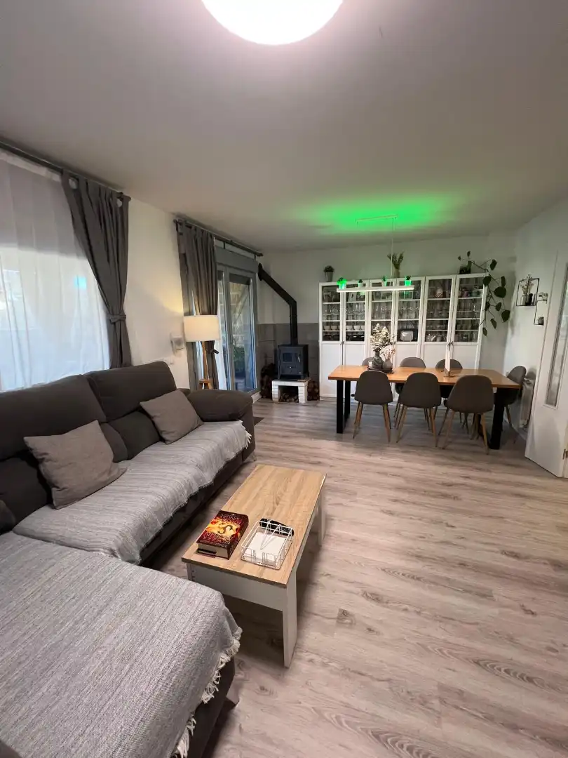 Sala de estar de Casa adosada en venta en Villalbilla con Aire acondicionado, Calefacción y Jardín privado