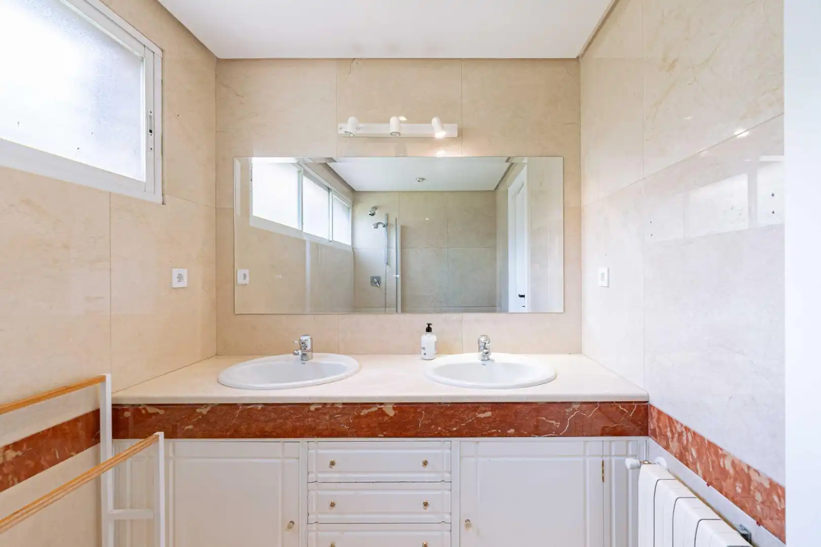 Badezimmer von Einfamilien-Reihenhaus zur Miete in Boadilla del Monte mit Klimaanlage, Heizung und Privatgarten