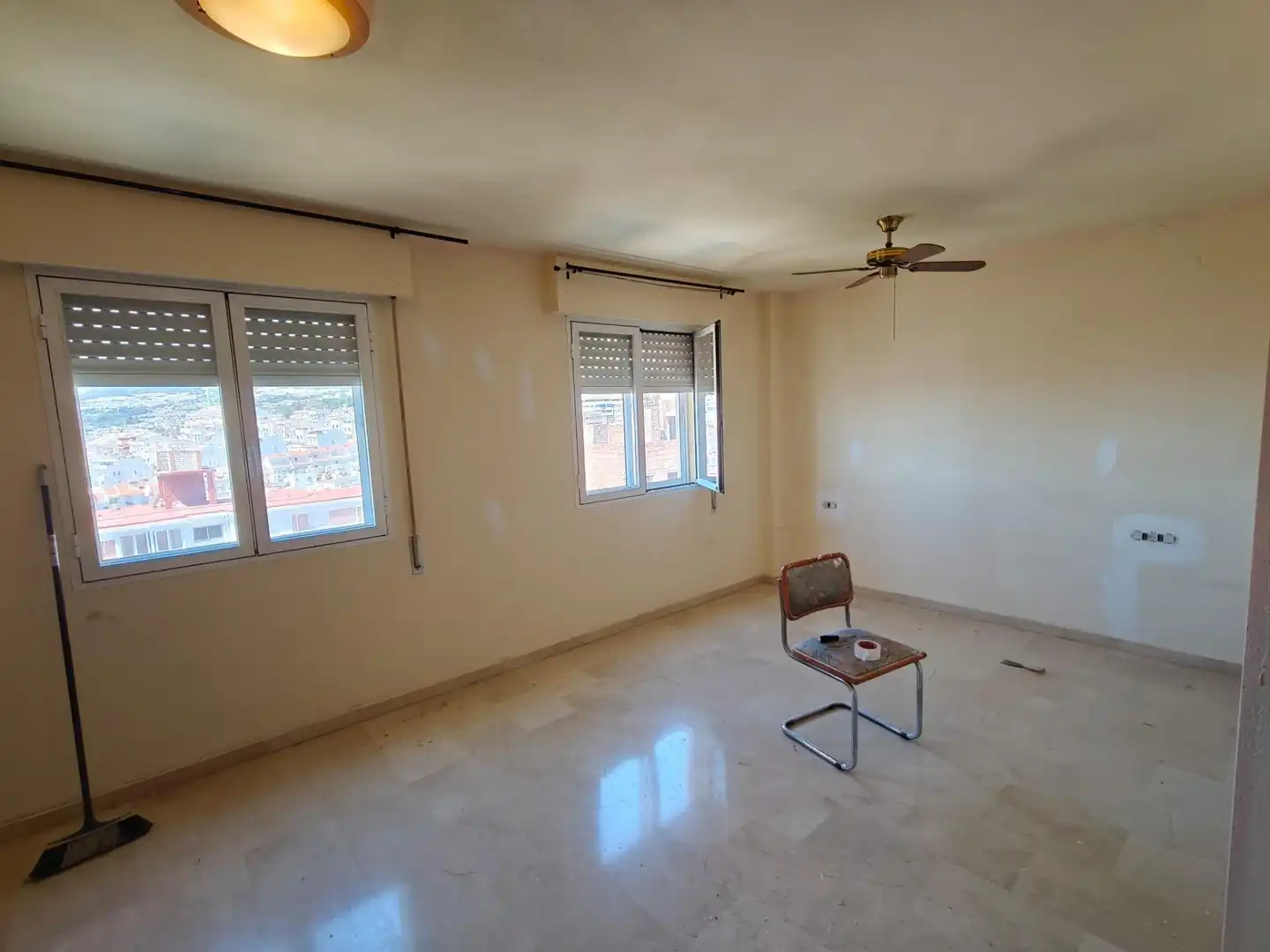 Sala de estar de Ático de alquiler en Benalmádena con Aire acondicionado, Jardín privado y Amueblado