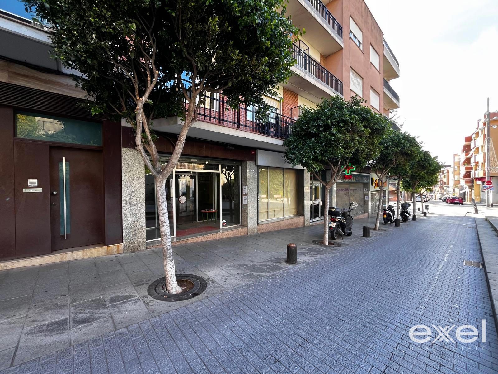 Vista exterior de Local en venda en Cornellà de Llobregat