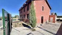 Vista exterior de Casa adosada en venda en Otero de Herreros amb Aire condicionat, Calefacció i Jardí privat