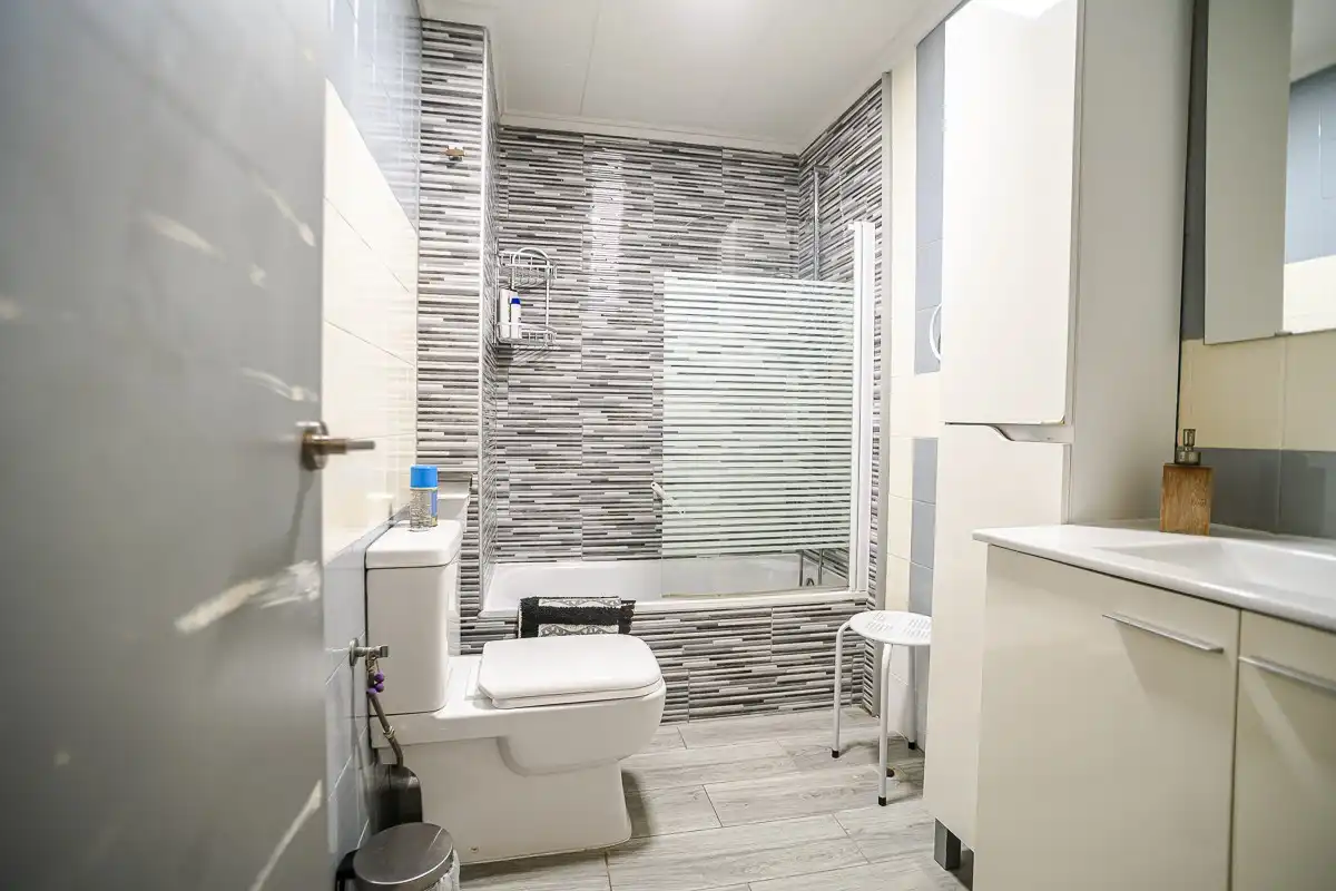 Baño de Piso en venta en Torrevieja con Aire acondicionado, Calefacción y Terraza