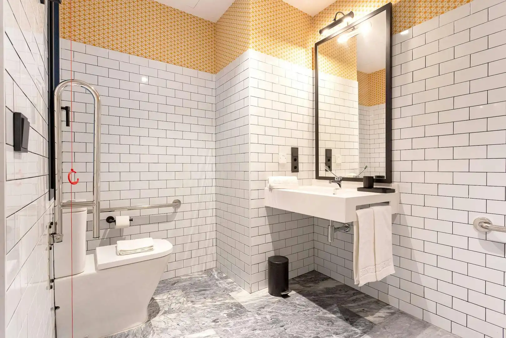 Bathroom of Flat for rent in Sevilla  with Air Conditioner, Heating and Washing machine