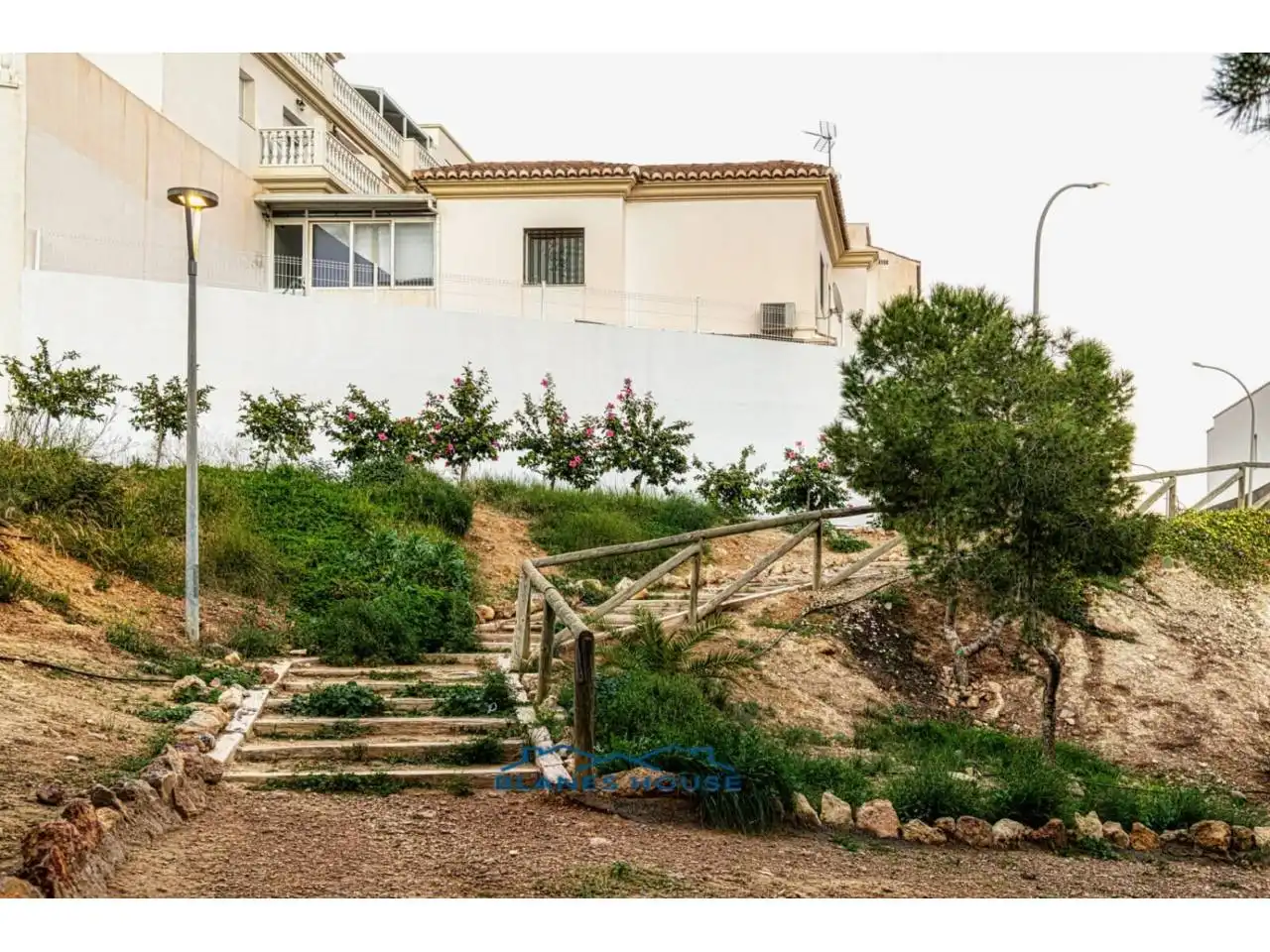 Vista exterior de Casa adosada en venda en Huércal de Almería amb Aire condicionat, Jardí privat i Moblat