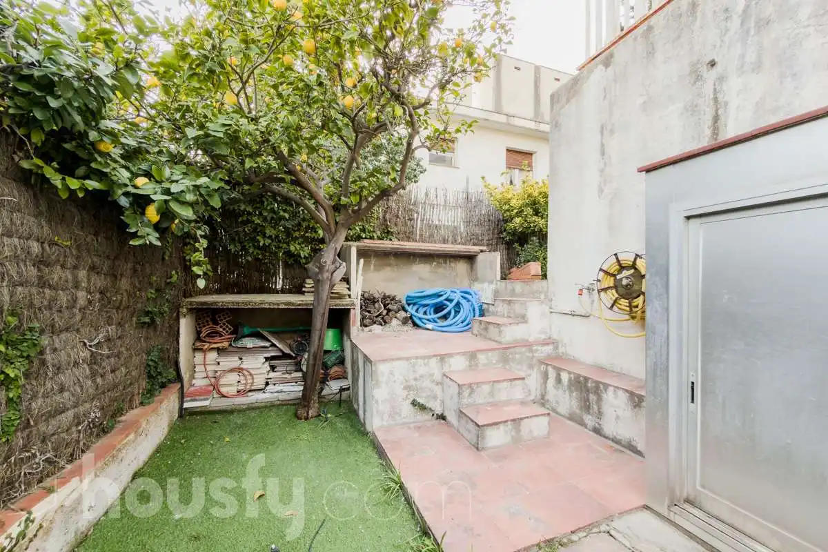 Vista exterior de Casa o xalet en venda en Barcelona amb Aire condicionat, Calefacció i Jardí privat