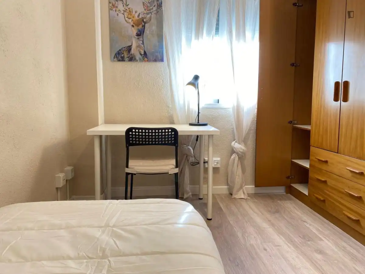 Dormitori de Apartament per a compartir en Fuenlabrada amb Calefacció, Moblat i Microones