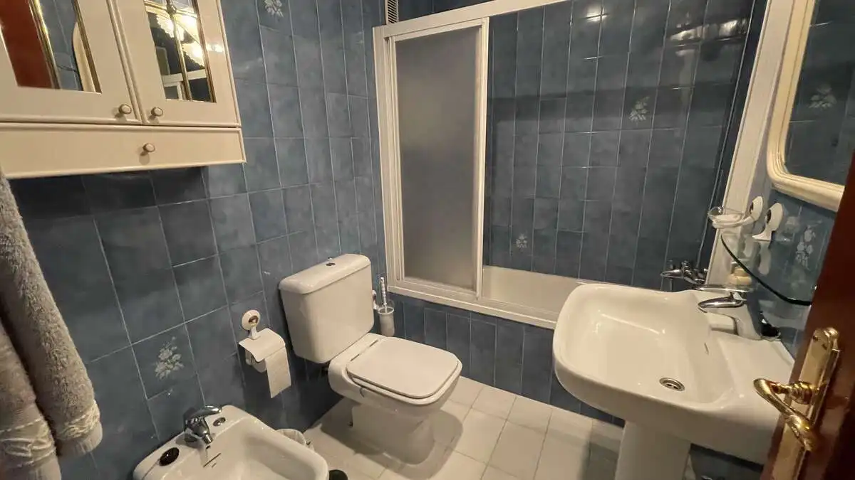 Bathroom of Flat for rent in Granada  with Air Conditioner, Heating and Terrace