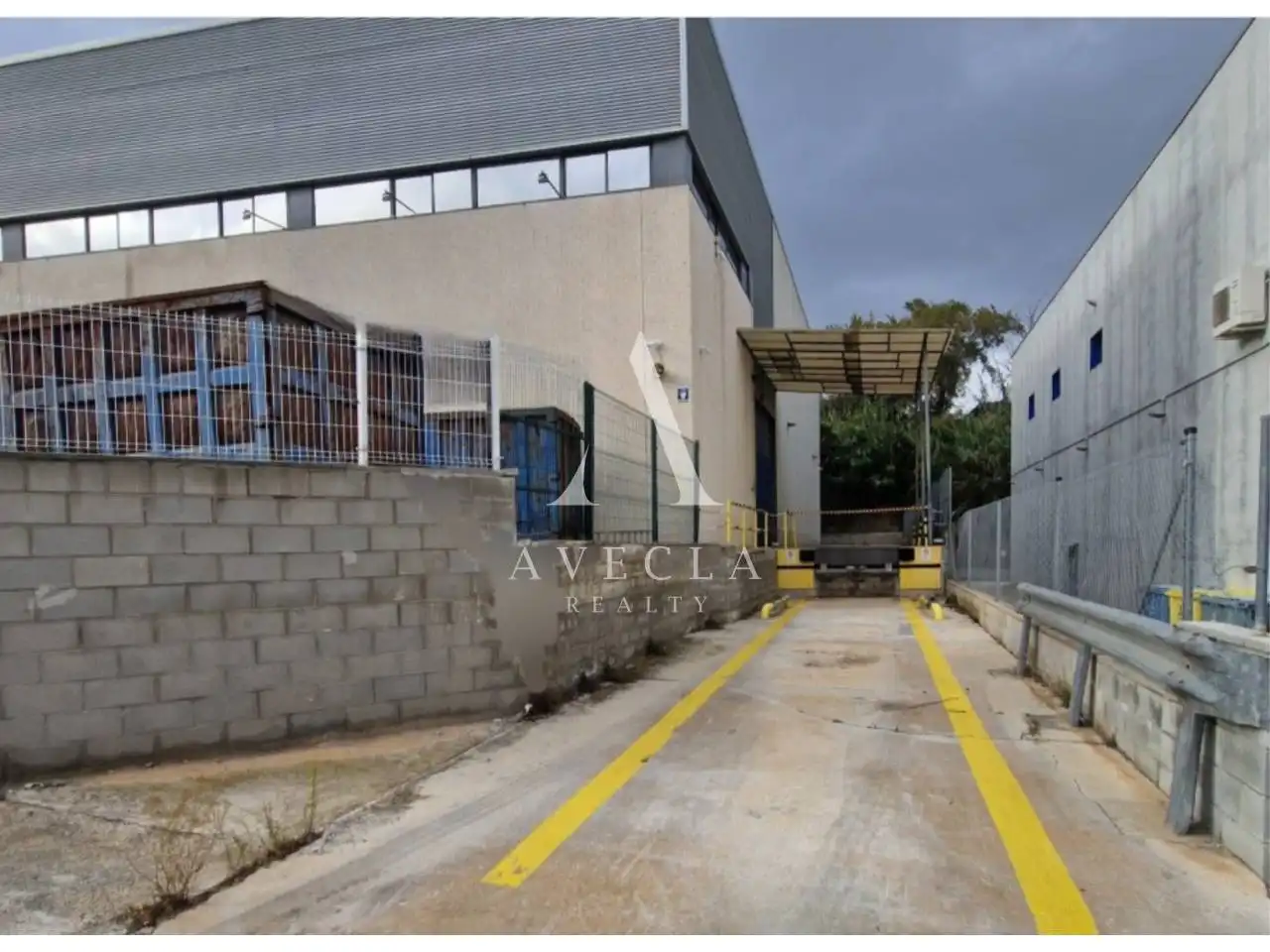 Vista exterior de Nave industrial de alquiler en Sant Esteve Sesrovires