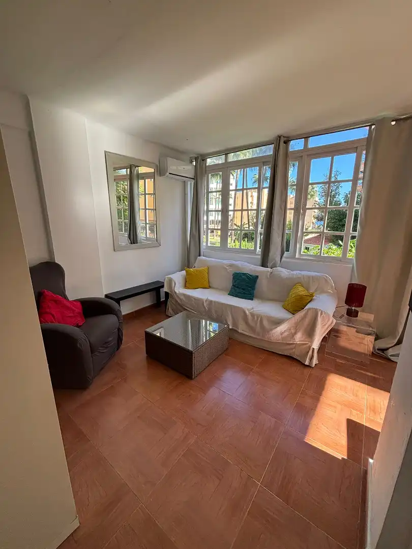 Sala d'estar de Apartament de lloguer en Torremolinos amb Moblat i Piscina comunitària