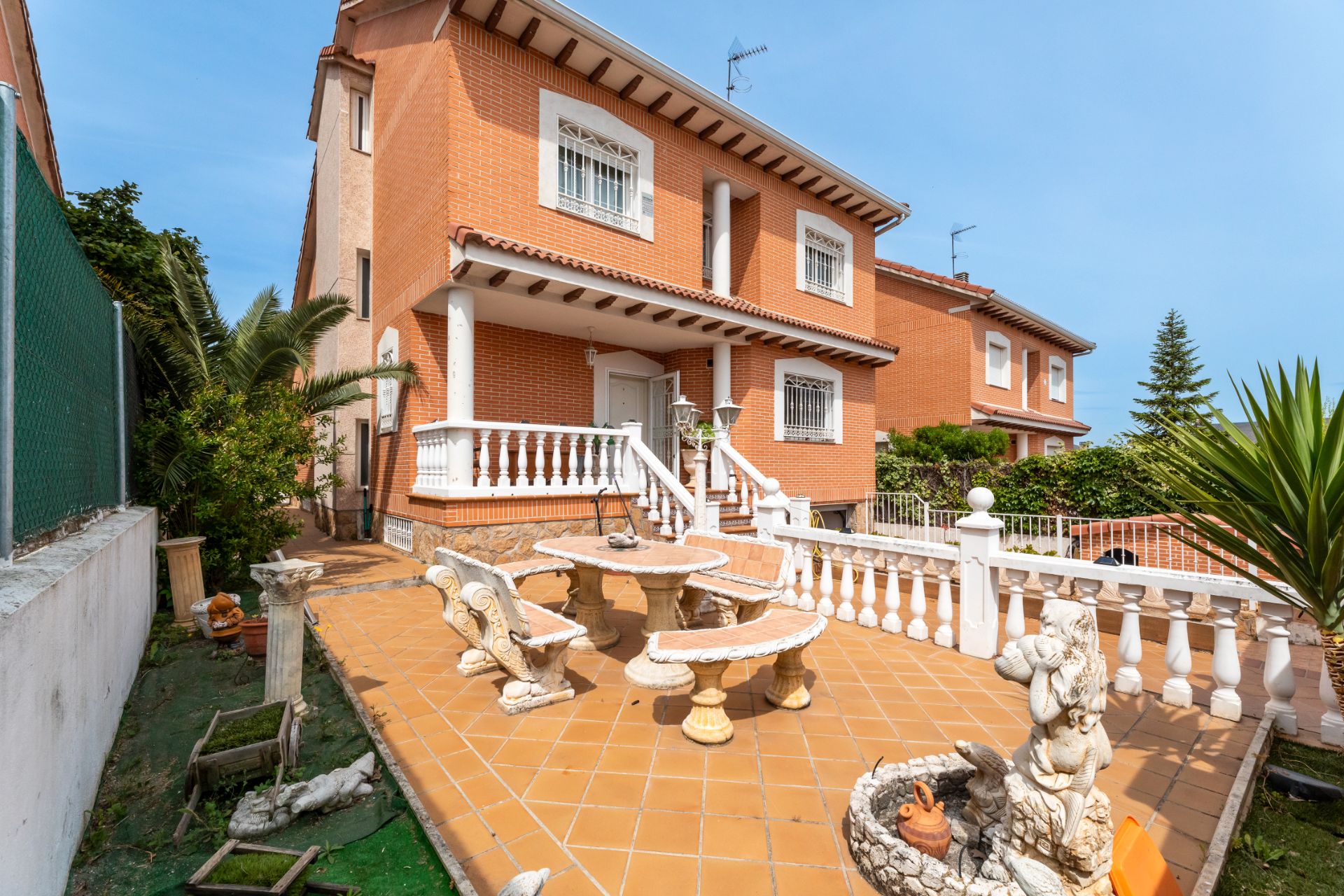 Vista exterior de Casa o xalet en venda en Arroyomolinos (Madrid) amb Aire condicionat, Calefacció i Jardí privat