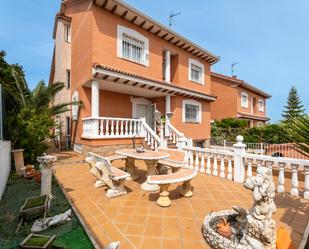 Vista exterior de Casa o xalet en venda en Arroyomolinos (Madrid) amb Aire condicionat, Calefacció i Jardí privat