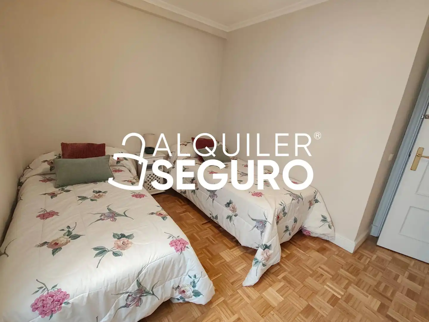 Dormitori de Pis de lloguer en Madrid amb Calefacció, Piscina i Moblat