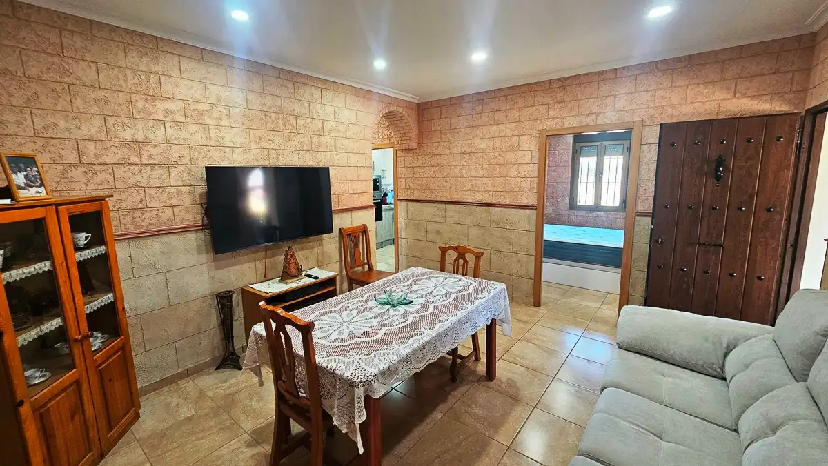 Sala d'estar de Casa o xalet en venda en Cumbres Mayores amb Aire condicionat, Jardí privat i Terrassa