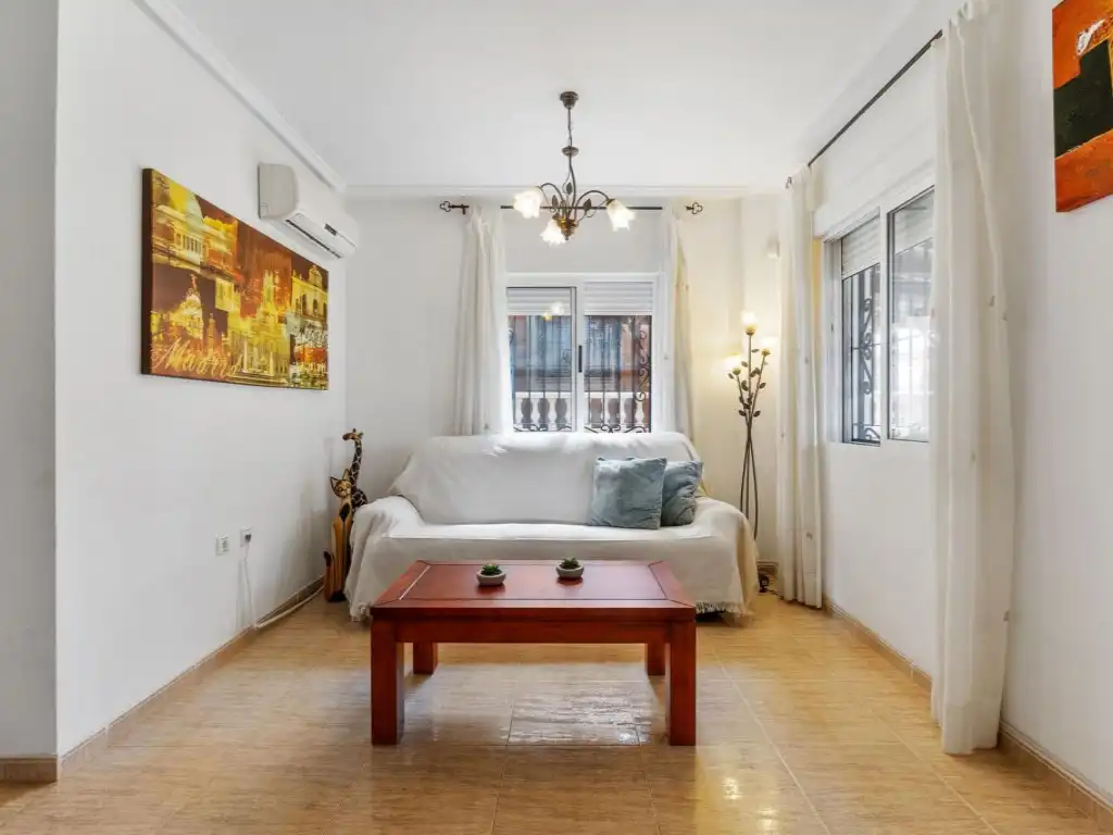 Sala d'estar de Casa adosada en venda en Orihuela amb Aire condicionat, Moblat i Piscina comunitària